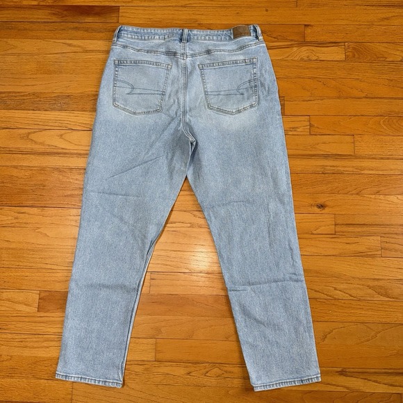 American Eagle Mom Jeans 14 Light Wash High Rise Relaxed Tapered Strigid Denim - Picture 2 of 12